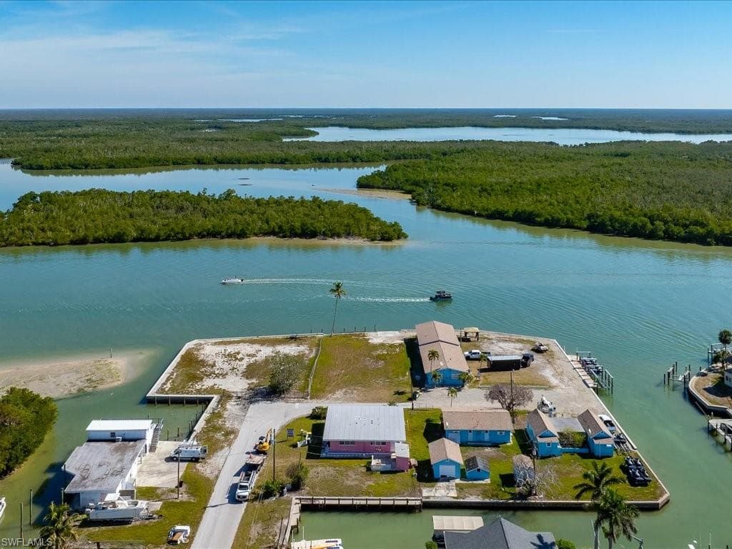 108 East Ct, Goodland, FL 34140-10