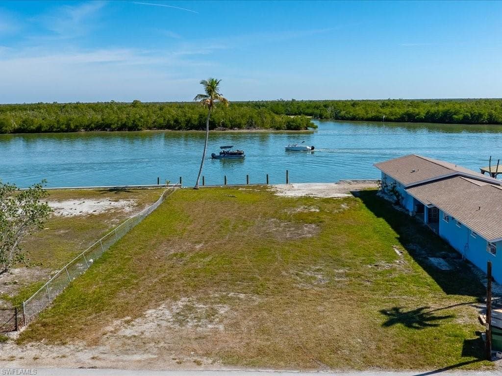 108 East Ct, Goodland, FL 34140-8