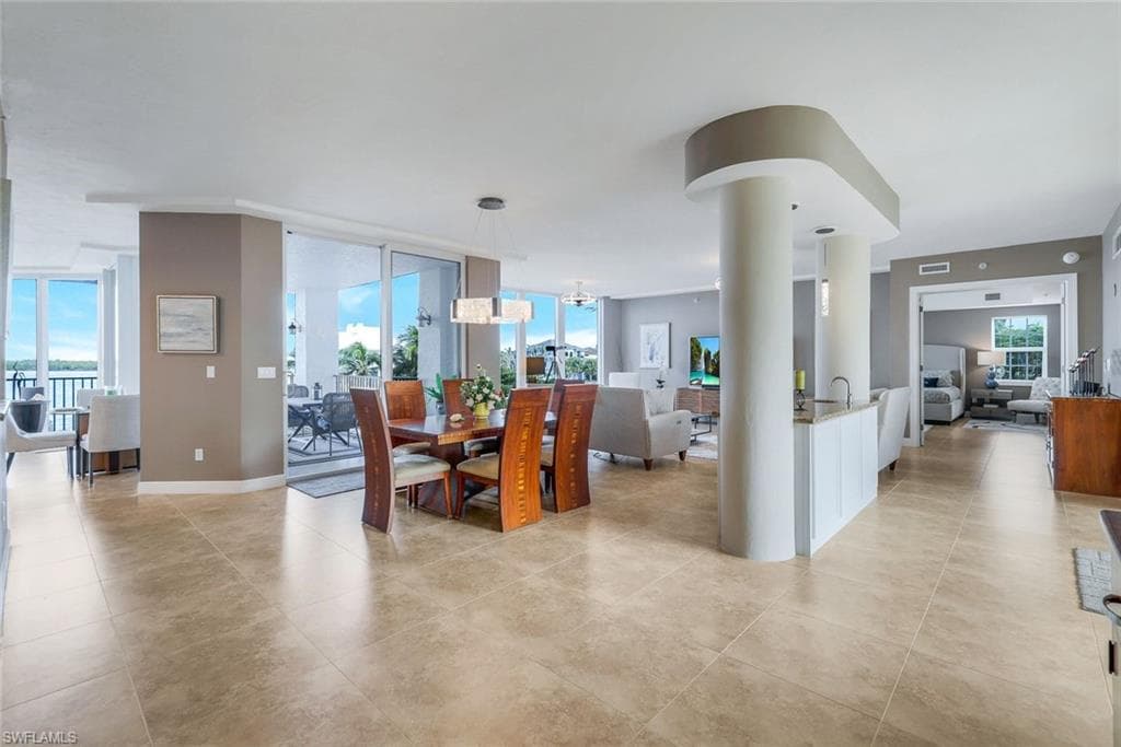 700 La Peninsula Blvd 206, Naples, FL 34113-15