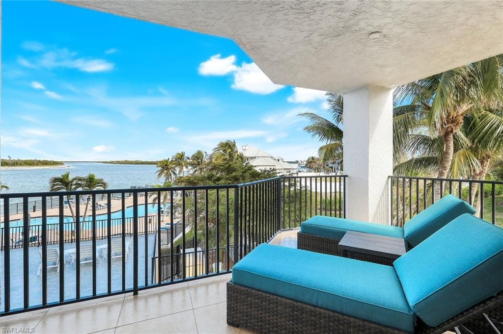 700 La Peninsula Blvd 206, Naples, FL 34113-21