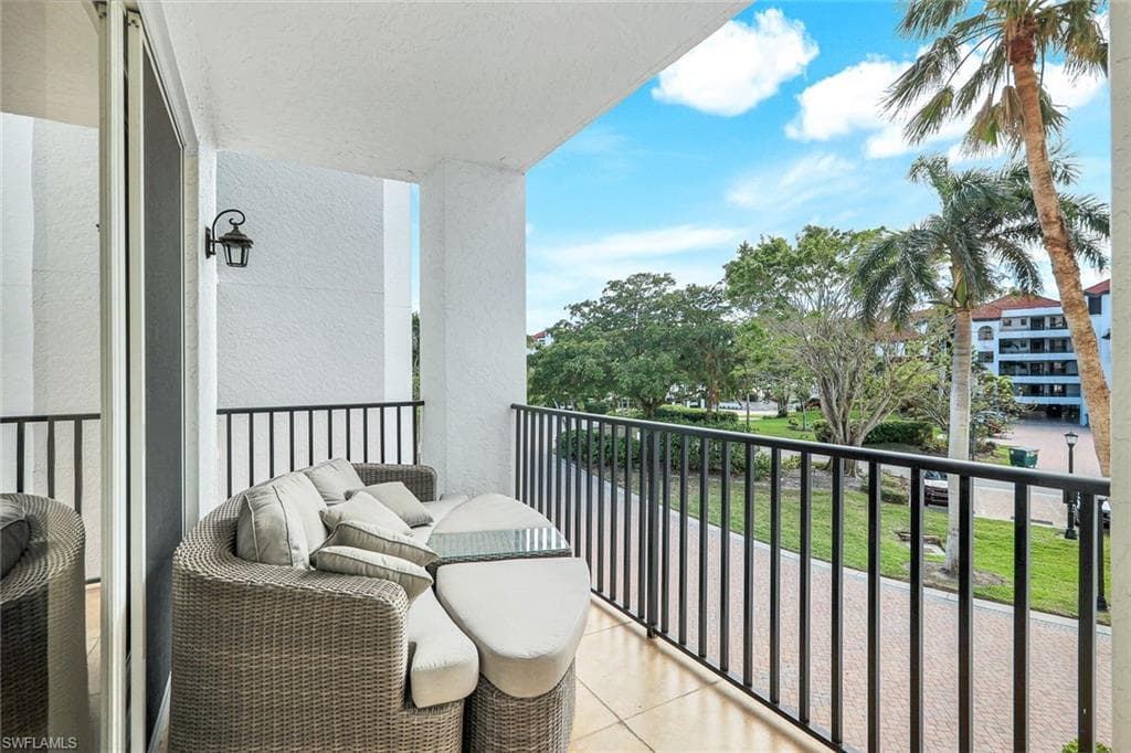 700 La Peninsula Blvd 206, Naples, FL 34113-25