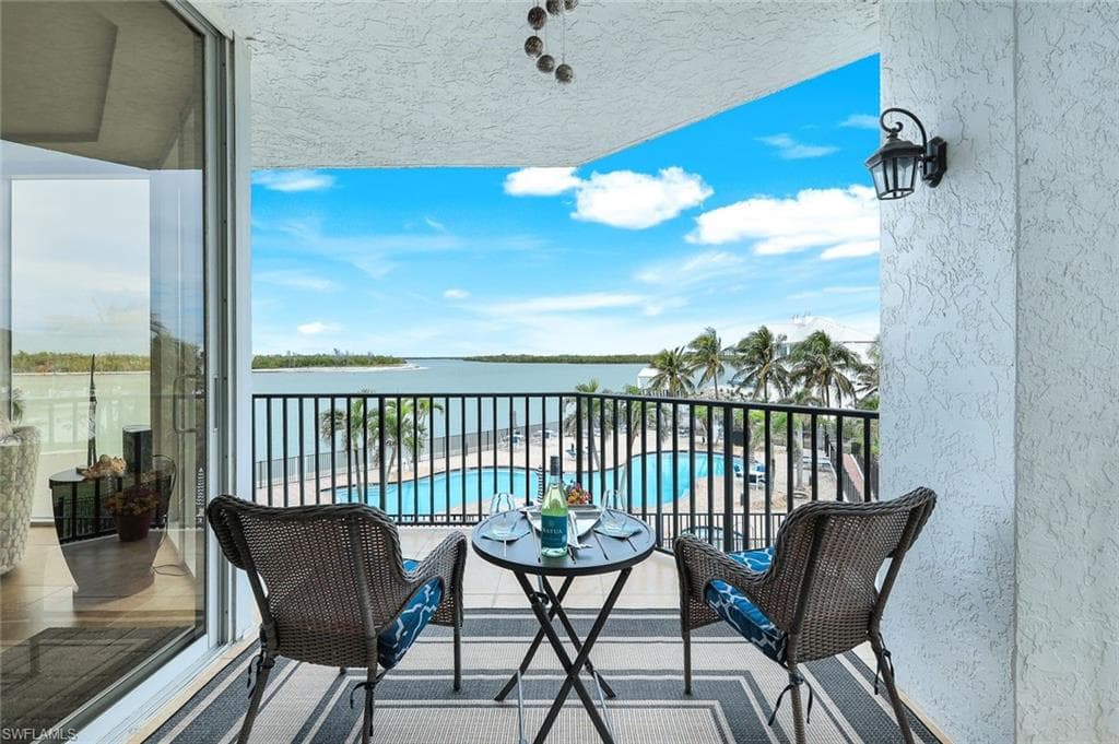 700 La Peninsula Blvd 206, Naples, FL 34113-35