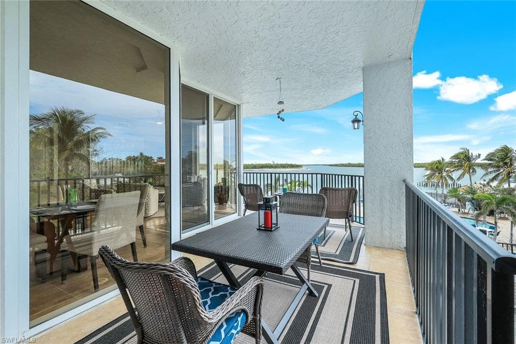 700 La Peninsula Blvd 206, Naples, FL 34113-36
