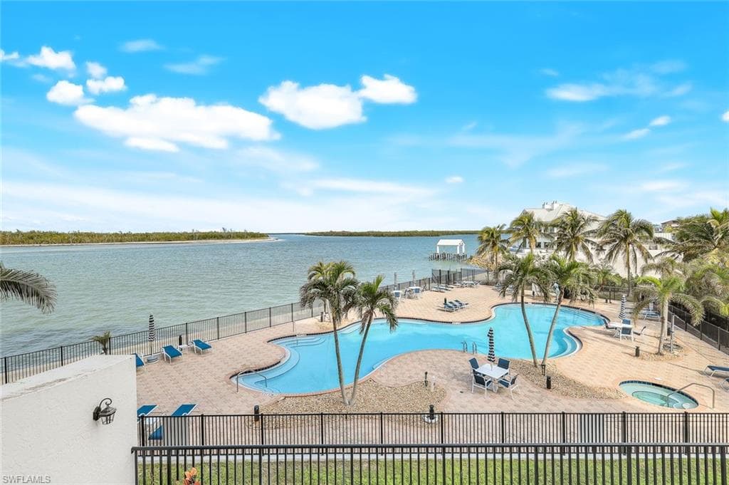 700 La Peninsula Blvd 206, Naples, FL 34113-39