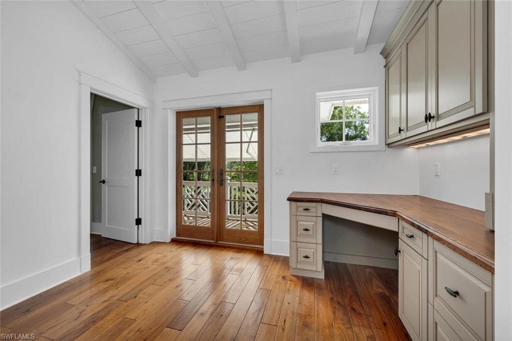 495 2nd Ave N, Naples, FL 34102-9