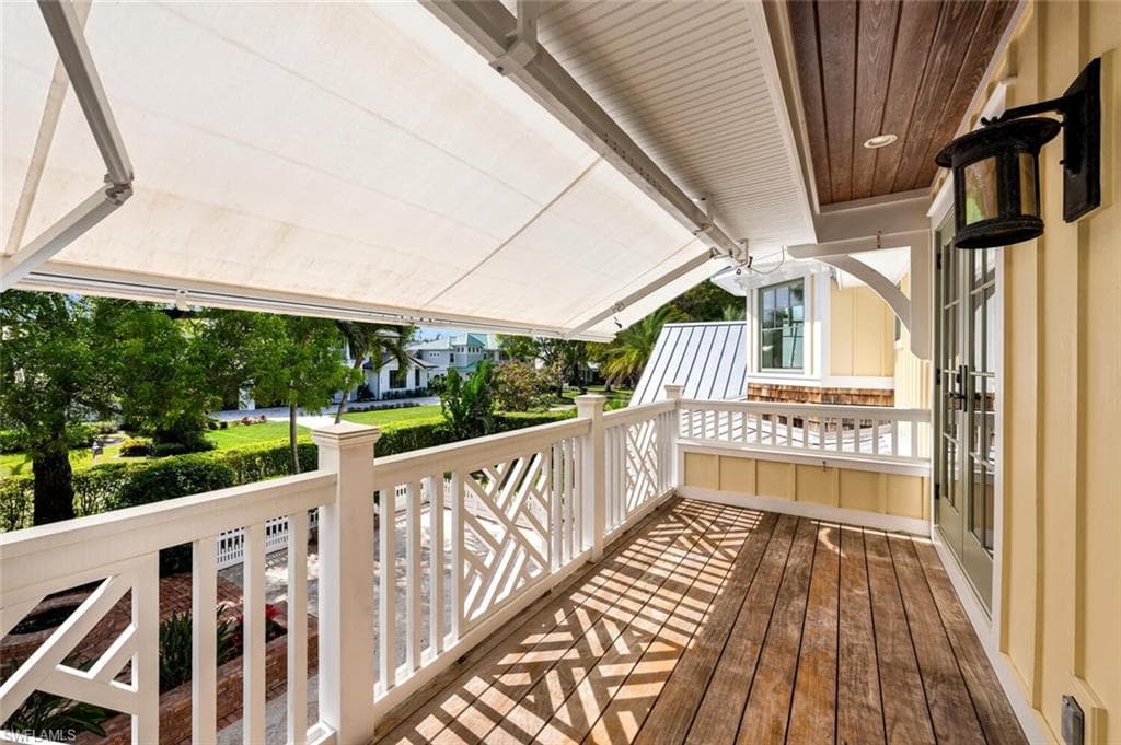 495 2nd Ave N, Naples, FL 34102-22