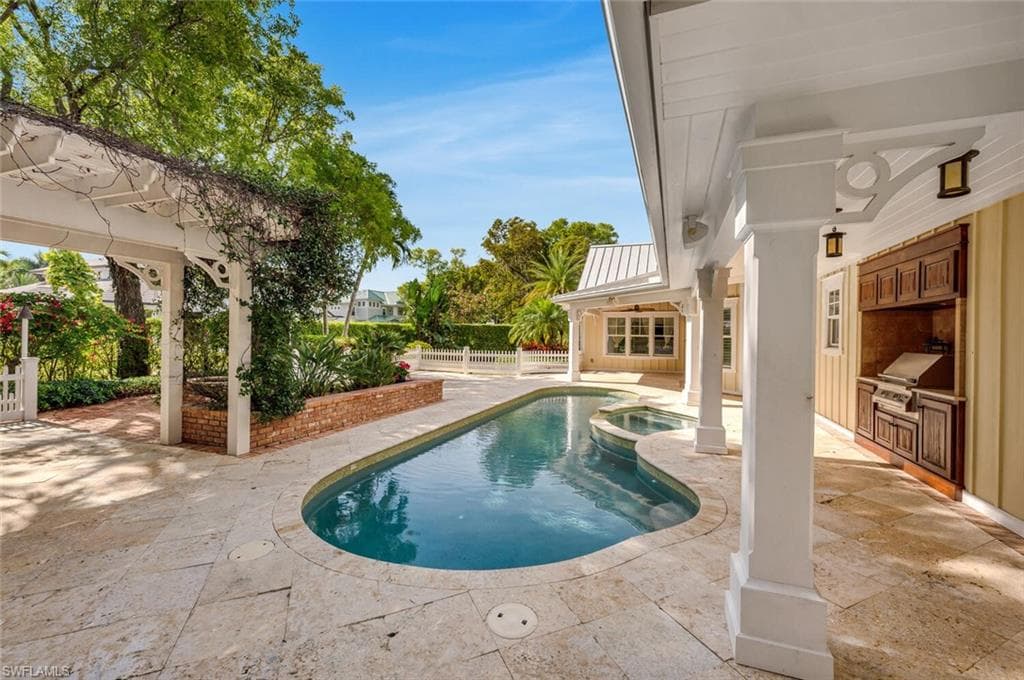 495 2nd Ave N, Naples, FL 34102-23