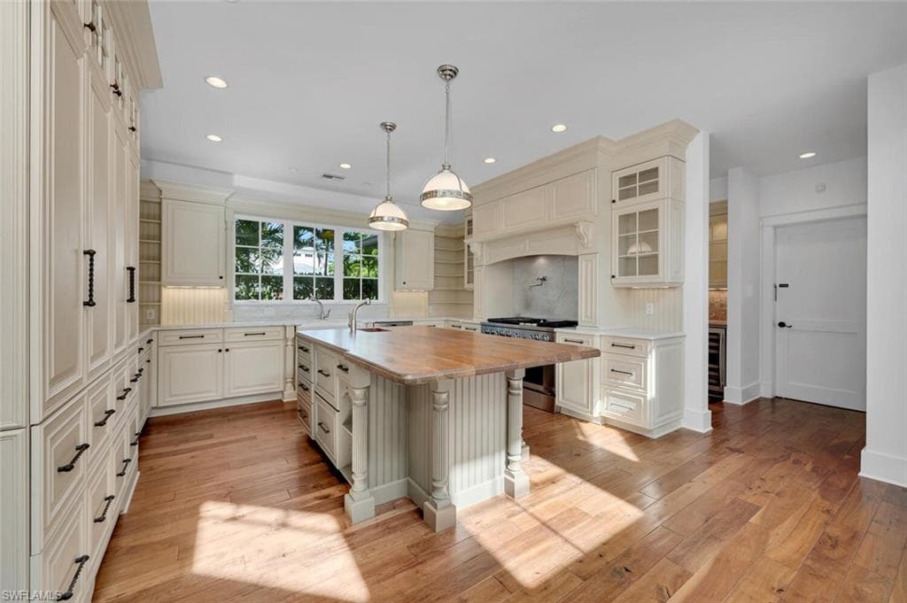 495 2nd Ave N, Naples, FL 34102-6