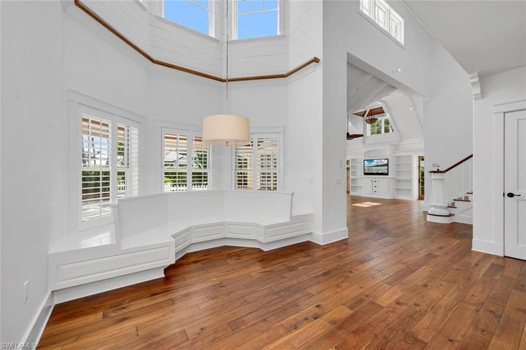 495 2nd Ave N, Naples, FL 34102-7