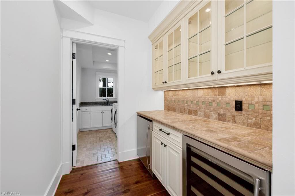 495 2nd Ave N, Naples, FL 34102-8