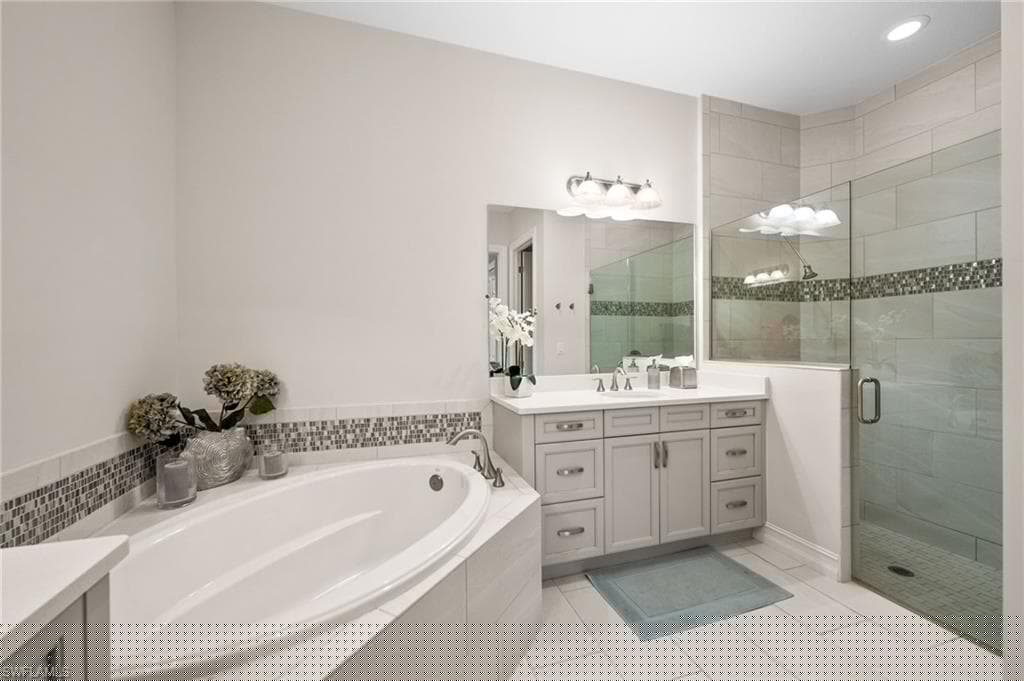 6608 Roma Way, Naples, FL 34113-18