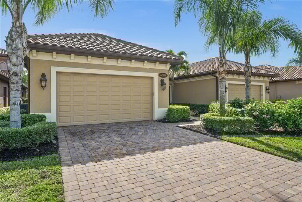 6608 Roma Way, Naples, FL 34113-3