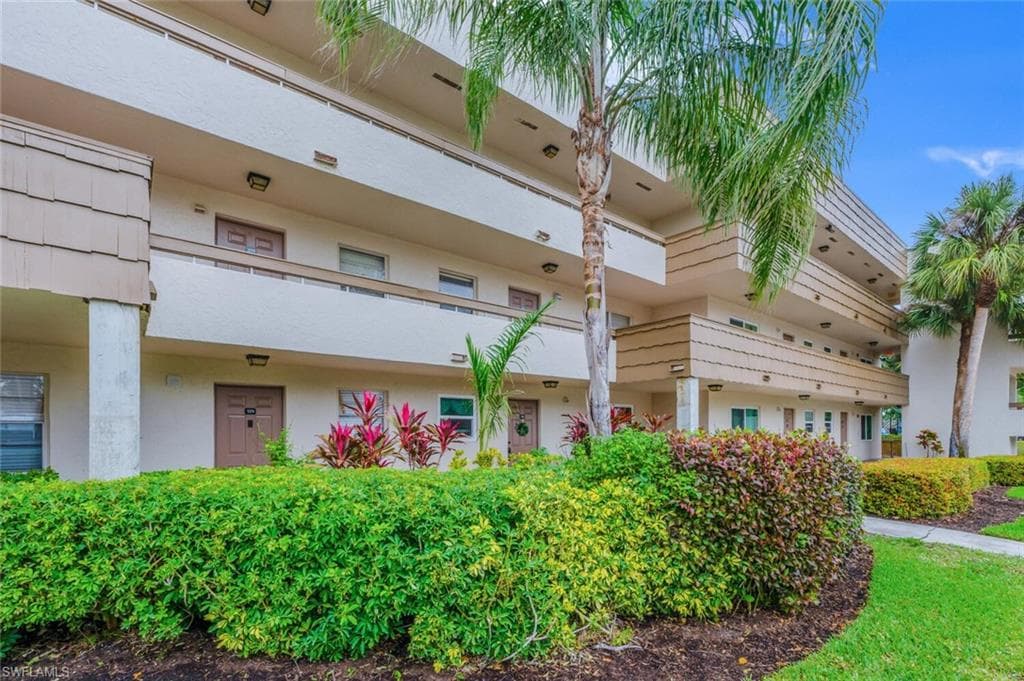 499 Forest Lakes Blvd 110, Naples, FL 34105-1