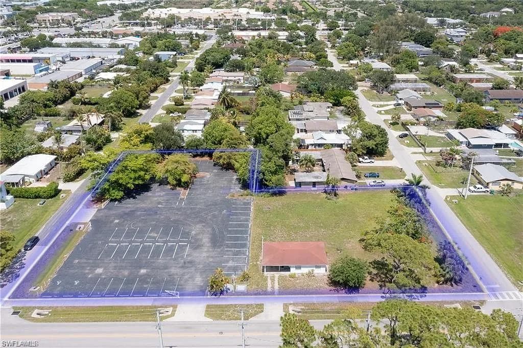 1795 Shadowlawn Dr, Naples, FL 34112-4