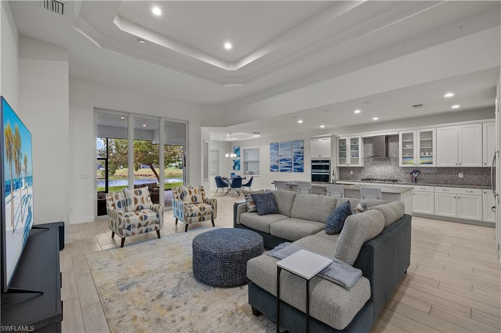 8880 Redonda Dr, Naples, FL 34114-2