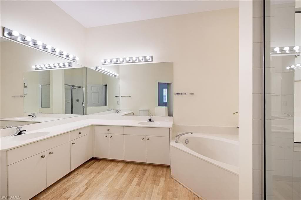400 L Ambiance Cir 204, Naples, FL 34108-11