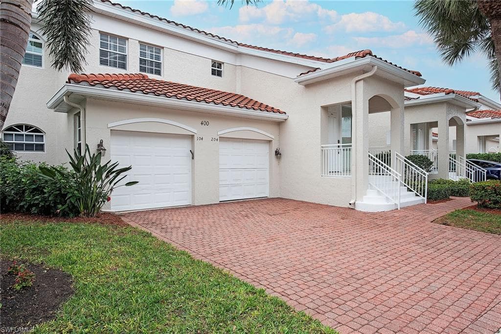 400 L Ambiance Cir 204, Naples, FL 34108-1