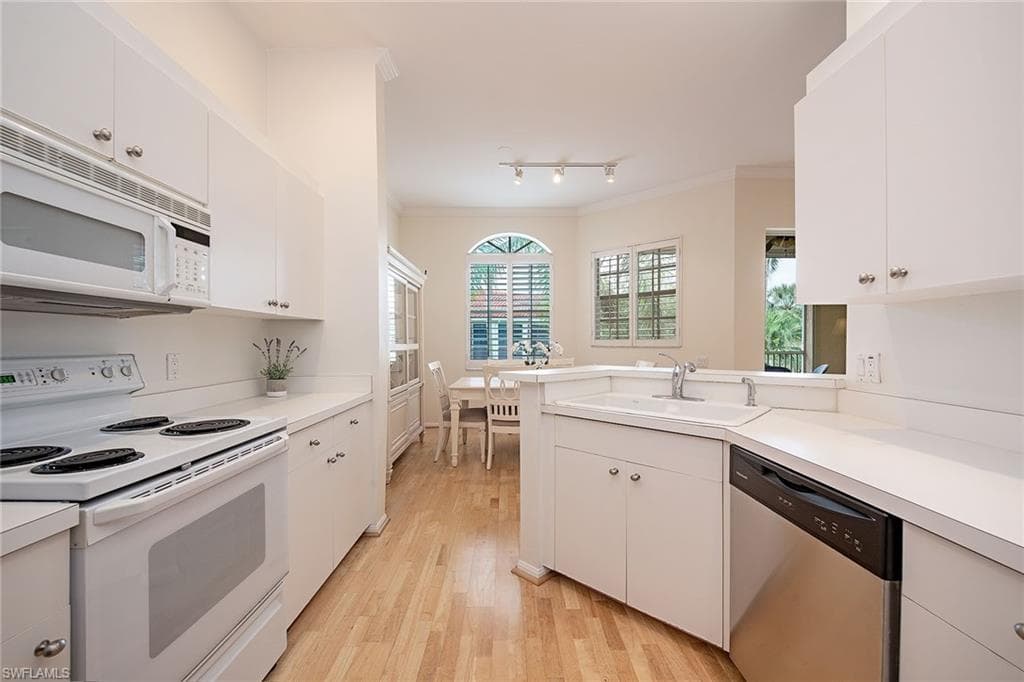 400 L Ambiance Cir 204, Naples, FL 34108-7