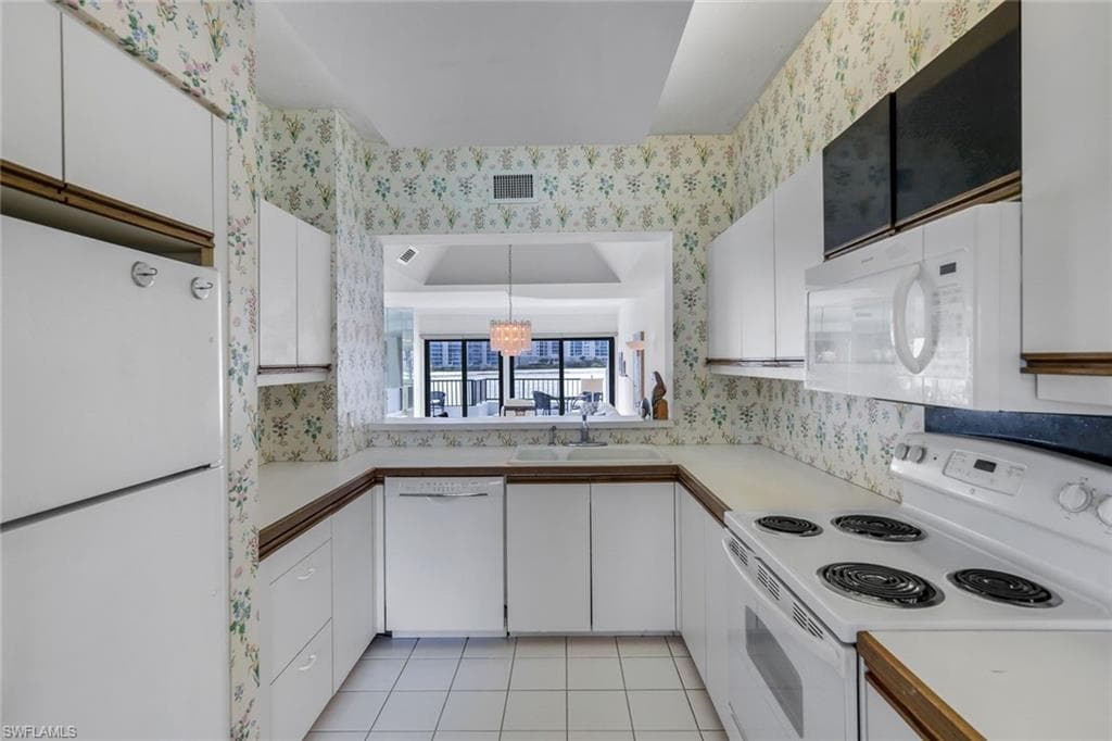 210 La Peninsula Blvd 210, Naples, FL 34113-11