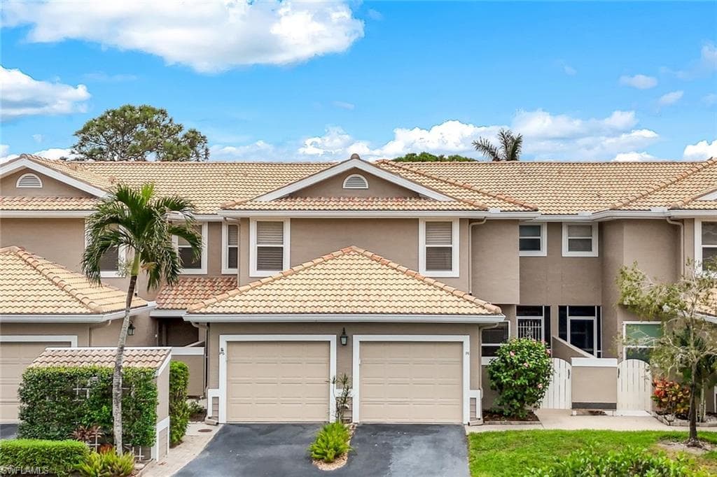 356 Emerald Bay Cir P6, Naples, FL 34110-3