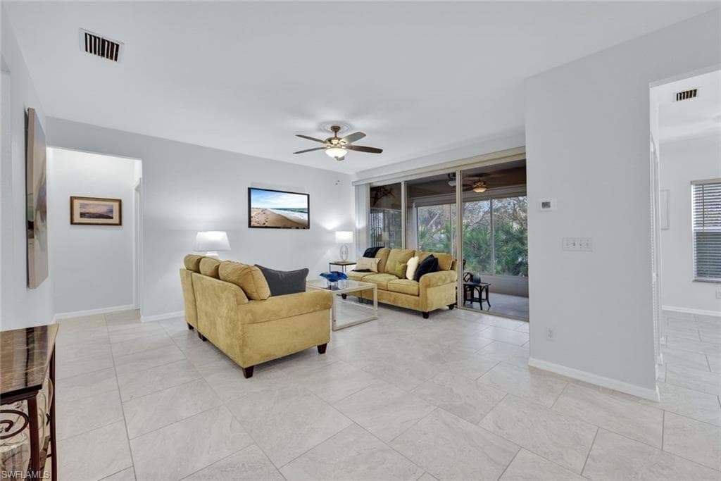 356 Emerald Bay Cir P6, Naples, FL 34110-6