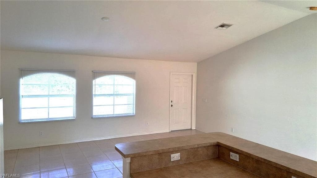 518 Kingsbury Ln, Lehigh Acres, FL 33974-9