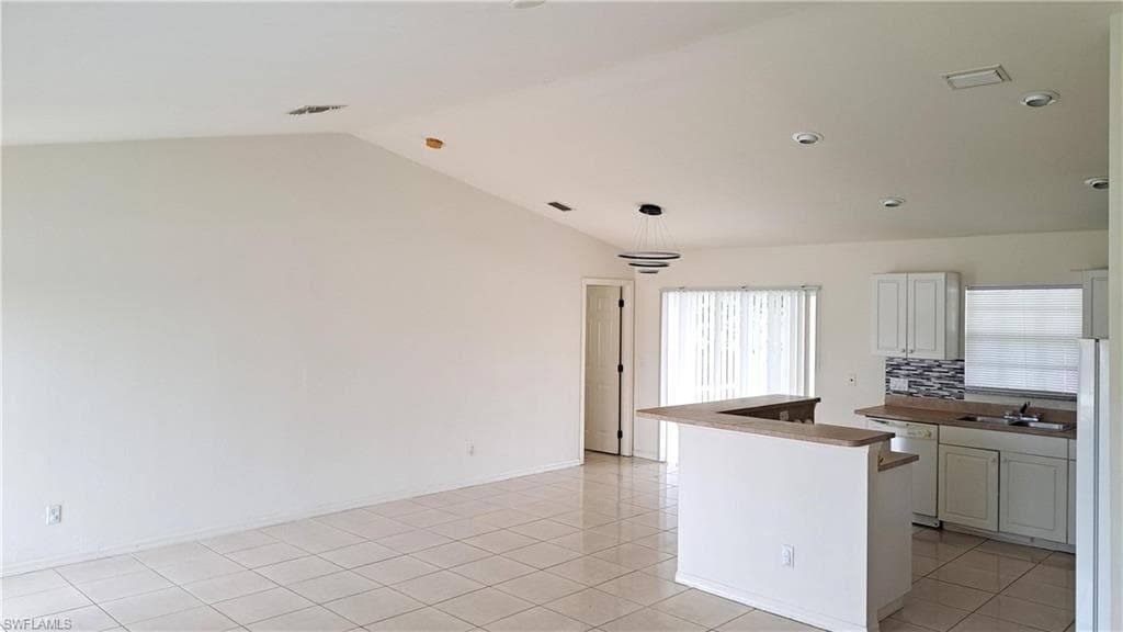 518 Kingsbury Ln, Lehigh Acres, FL 33974-7