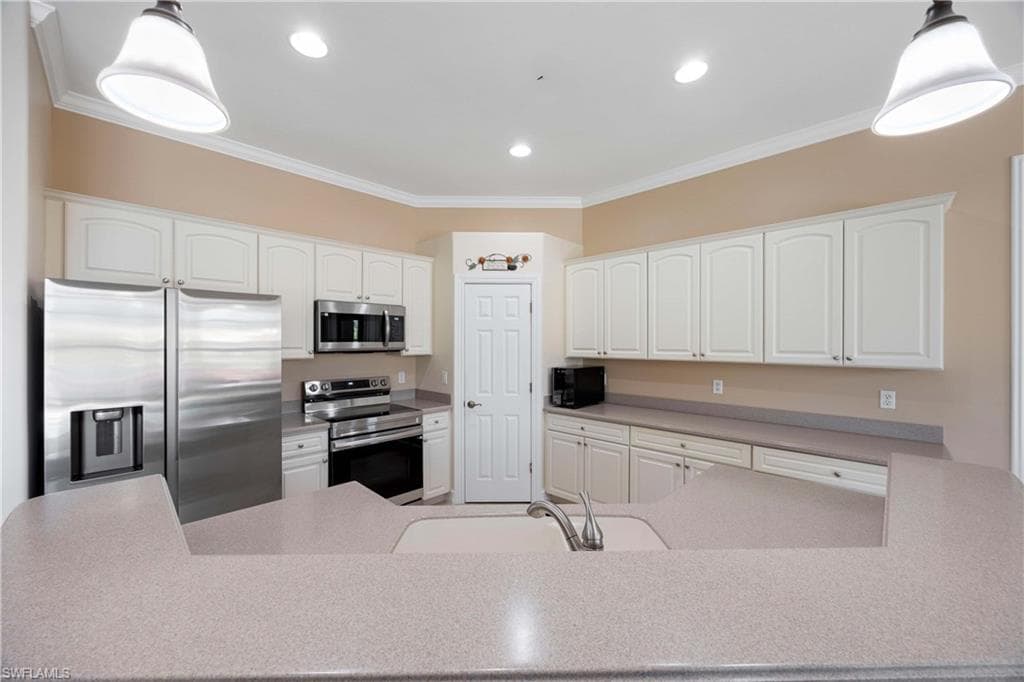 6786 Bent Grass Dr, Naples, FL 34113-13