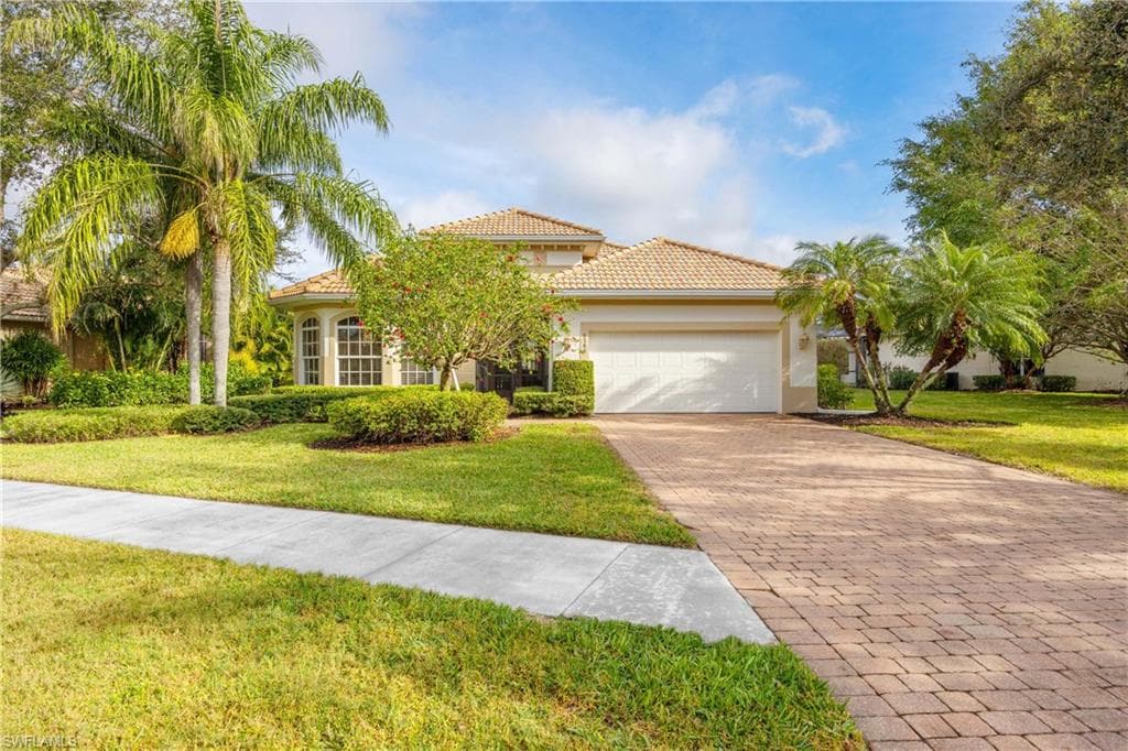 6786 Bent Grass Dr, Naples, FL 34113-2