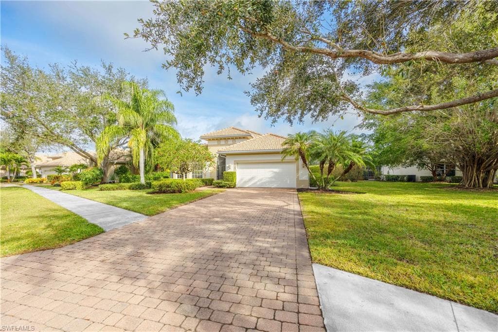 6786 Bent Grass Dr, Naples, FL 34113-4