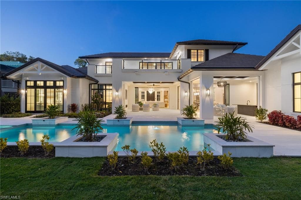 460 2nd Ave N, Naples, FL 34102-4