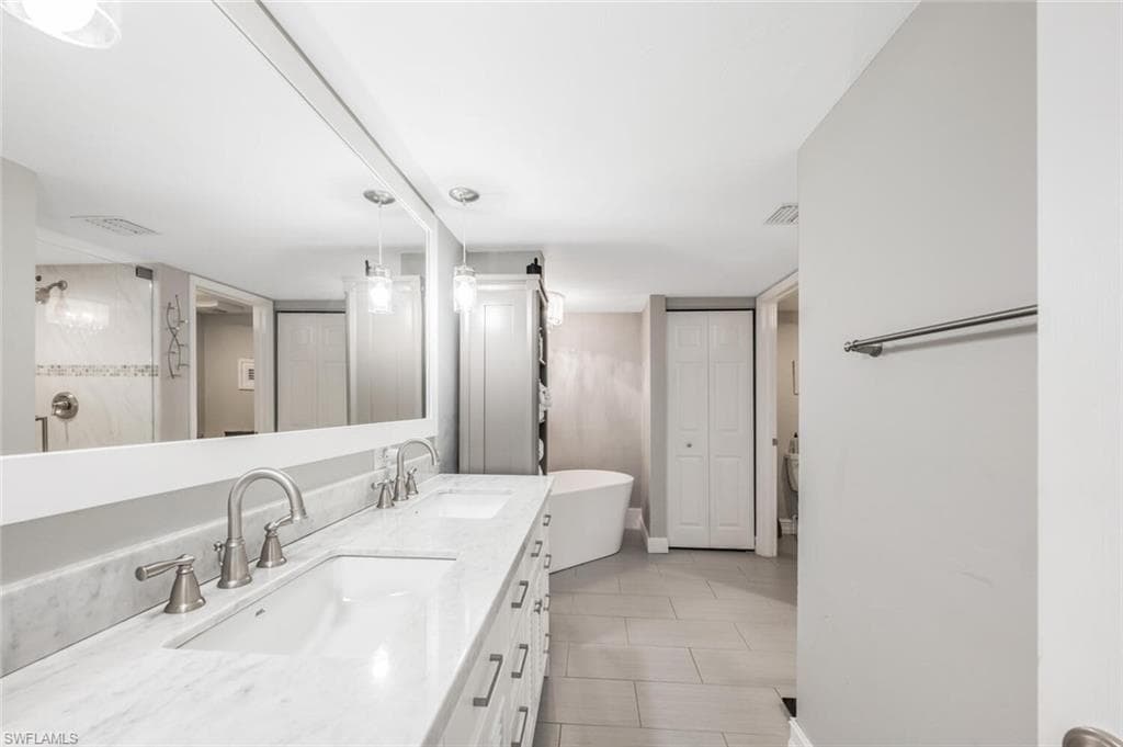 5880 Via Lugano 104, Naples, FL 34108-25