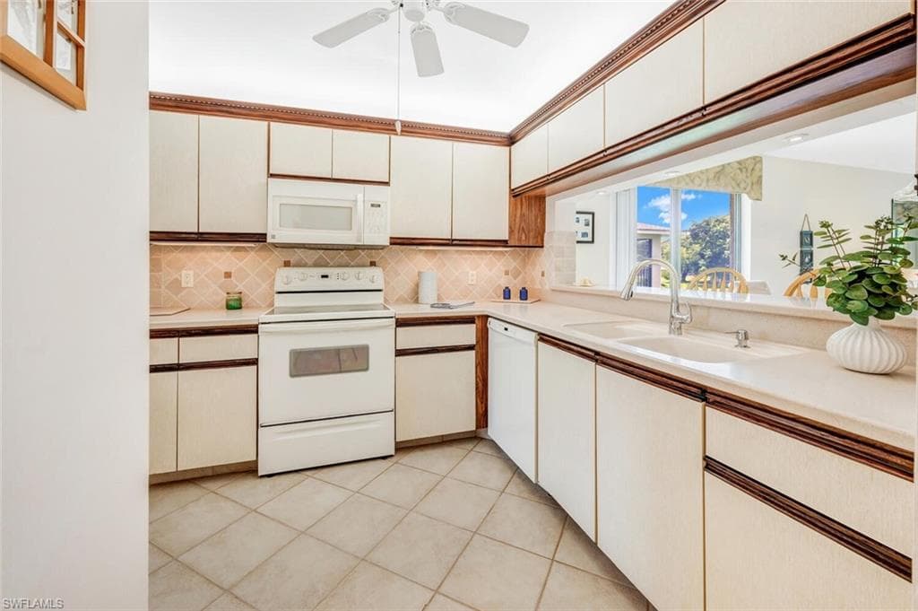 1207 Commonwealth Cir B201, Naples, FL 34116-15