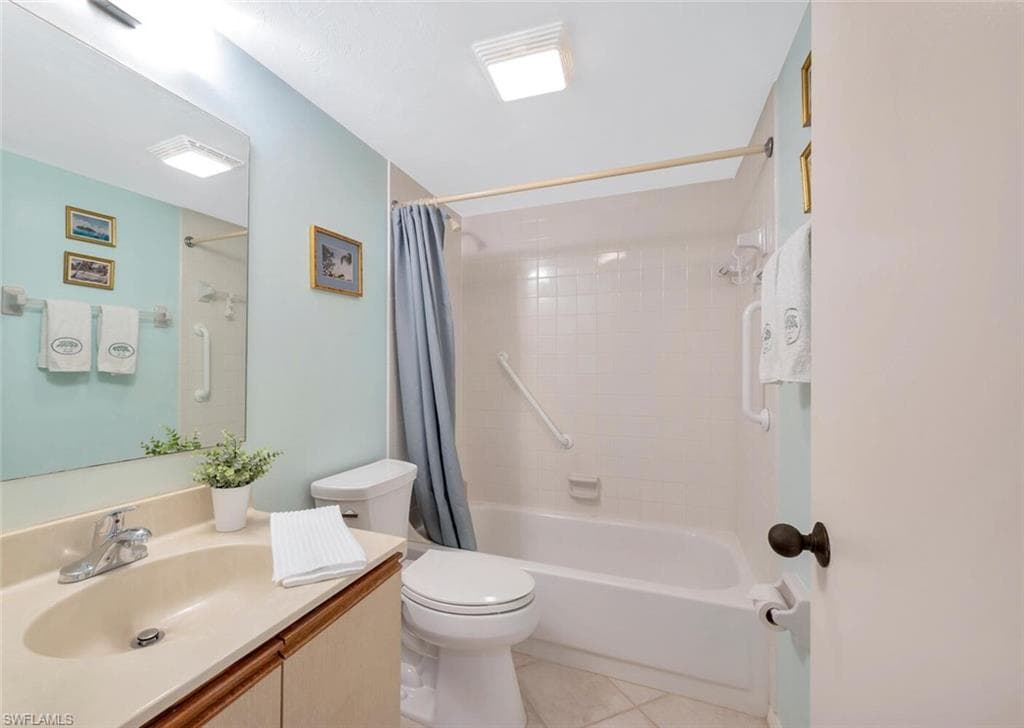 1207 Commonwealth Cir B201, Naples, FL 34116-24