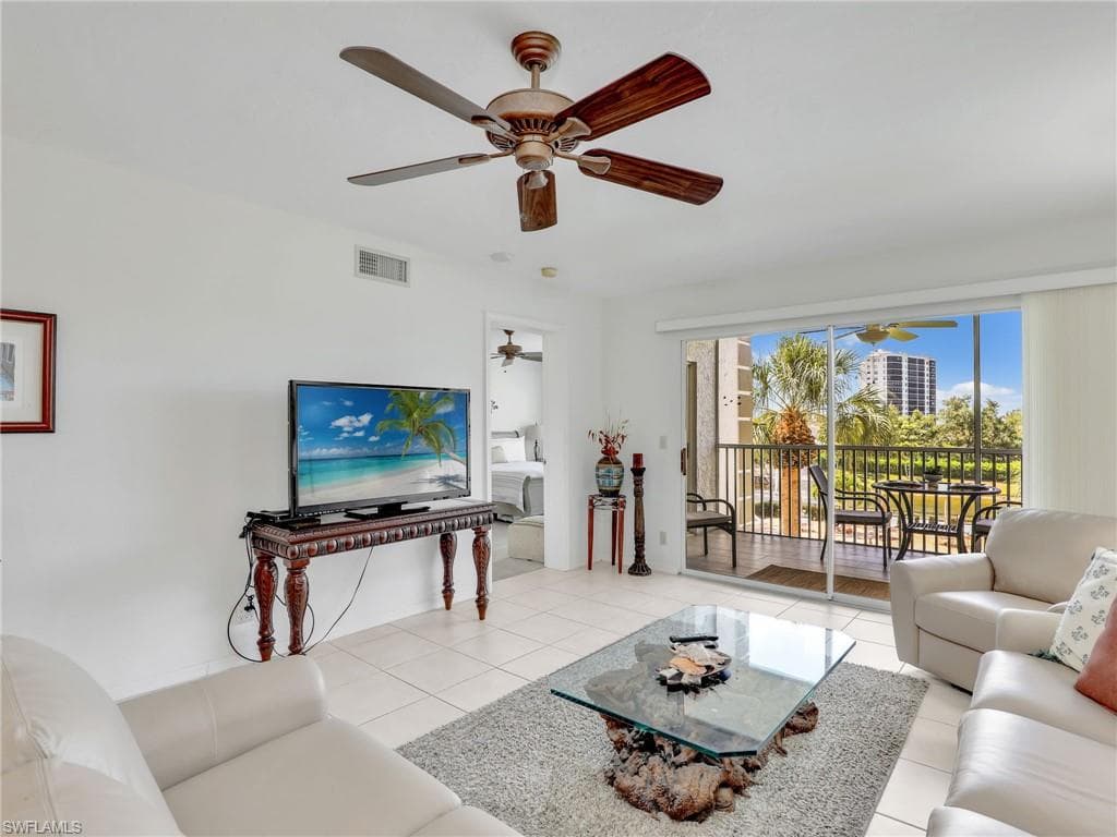 360 Horse Creek Dr 305, Naples, FL 34110-18