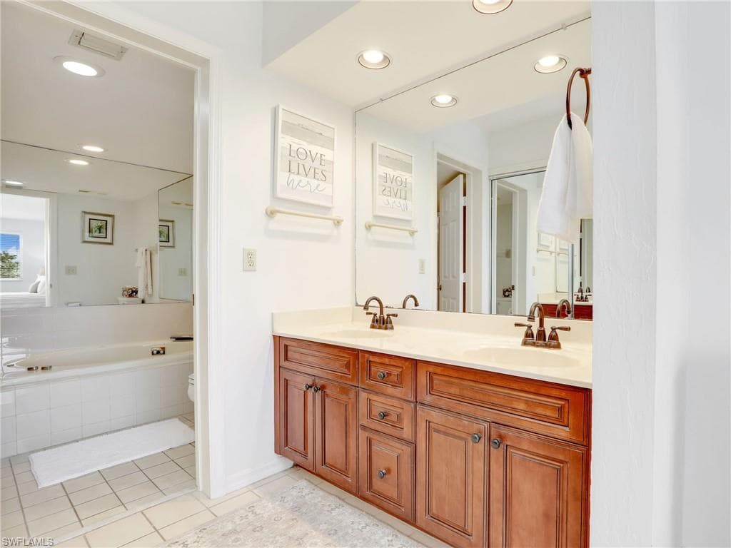 360 Horse Creek Dr 305, Naples, FL 34110-25