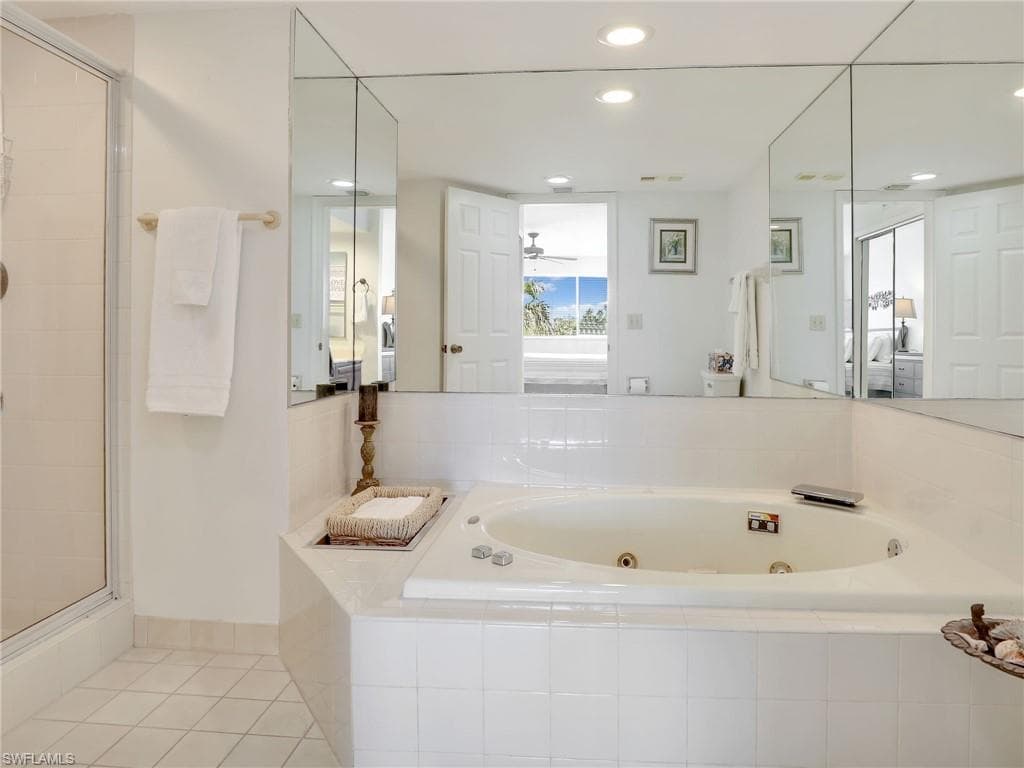 360 Horse Creek Dr 305, Naples, FL 34110-26