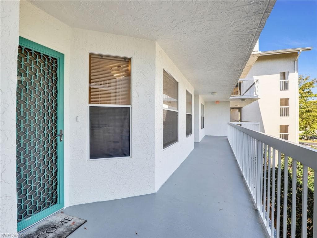 360 Horse Creek Dr 305, Naples, FL 34110-4