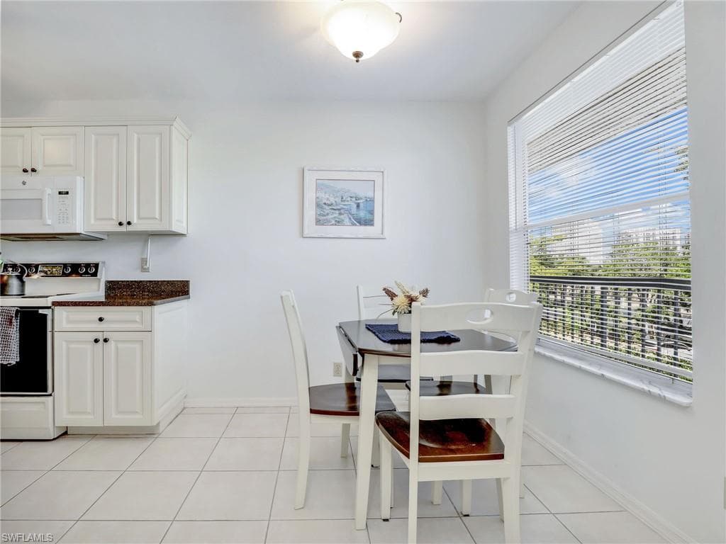 360 Horse Creek Dr 305, Naples, FL 34110-6