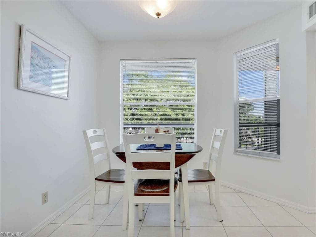 360 Horse Creek Dr 305, Naples, FL 34110-7