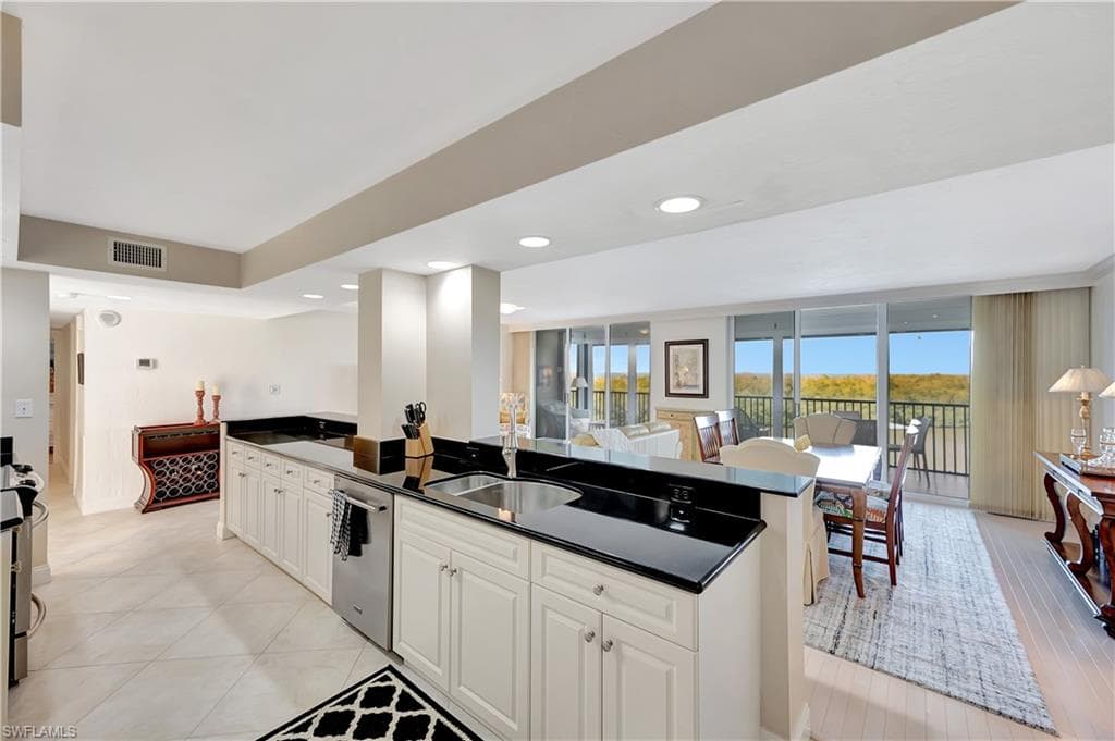 15 Bluebill Ave 304, Naples, FL 34108-13