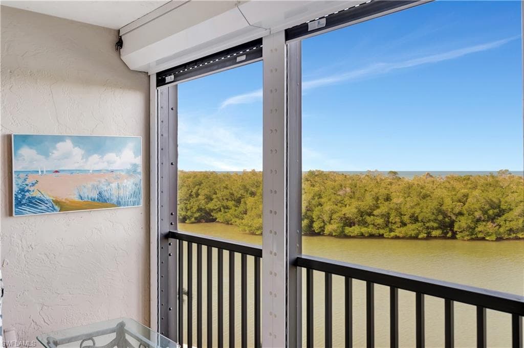 15 Bluebill Ave 304, Naples, FL 34108-7
