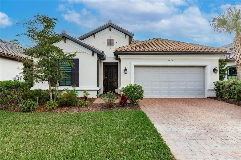 8876 Scarlotti Pl, Naples, FL 34119-2