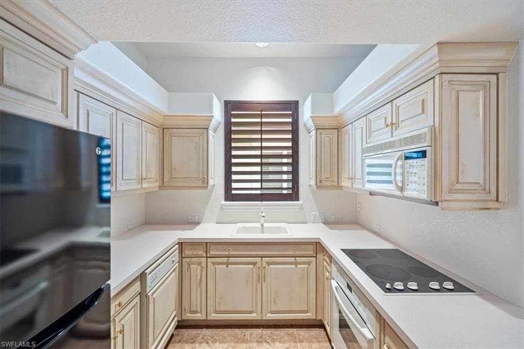13700 Pondview Cir, Naples, FL 34119-29