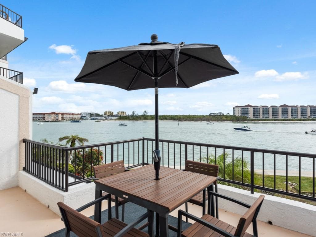 110 La Peninsula Blvd 110, Naples, FL 34113-9