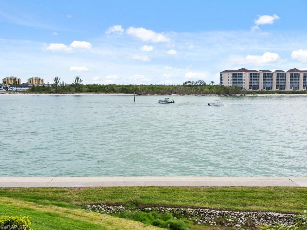 110 La Peninsula Blvd 110, Naples, FL 34113-13