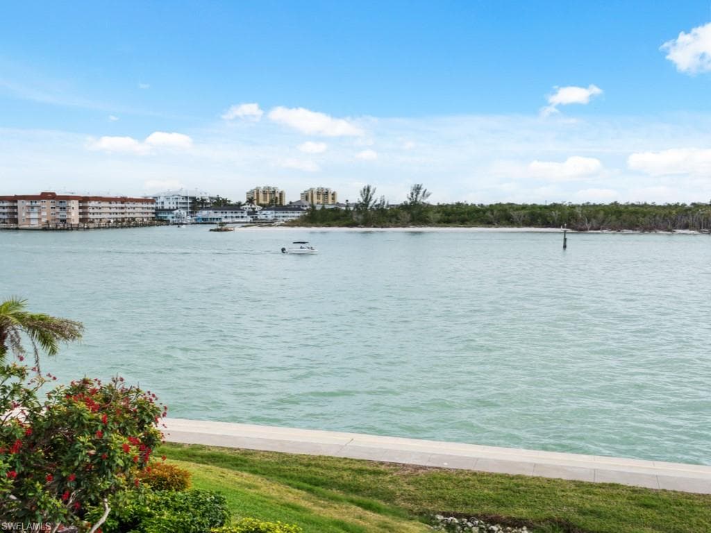 110 La Peninsula Blvd 110, Naples, FL 34113-14