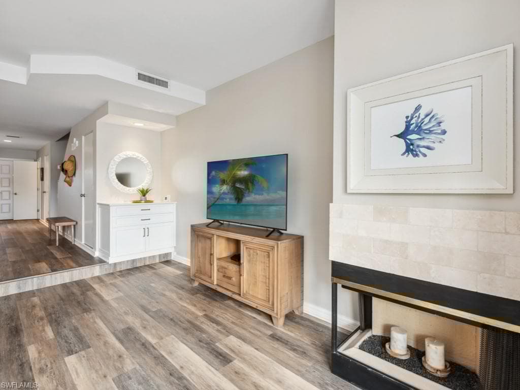 110 La Peninsula Blvd 110, Naples, FL 34113-16