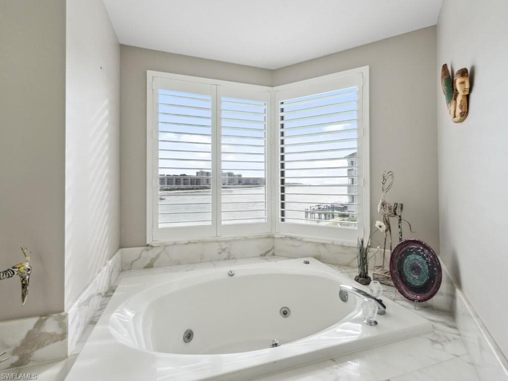 110 La Peninsula Blvd 110, Naples, FL 34113-27