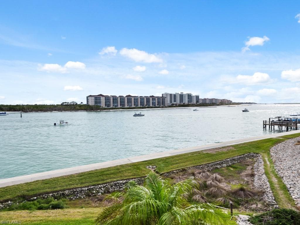 110 La Peninsula Blvd 110, Naples, FL 34113-2